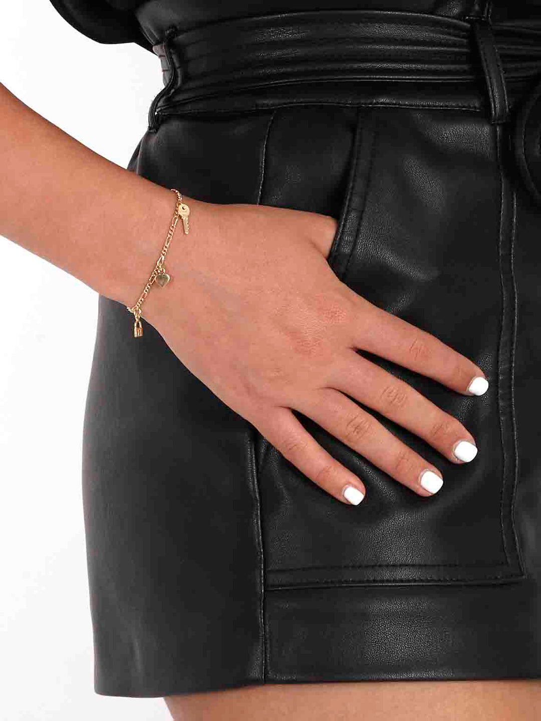 Pulseira delicada banhada a ouro