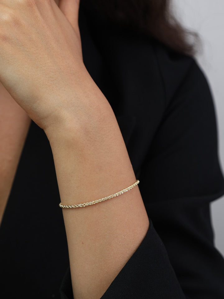 Pulseira de corrente torcida banhada a ouro