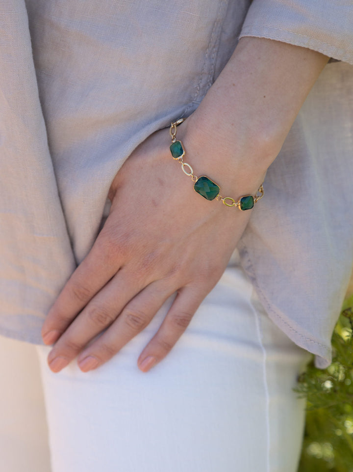 Pulseira banhada a ouro com cristal verde