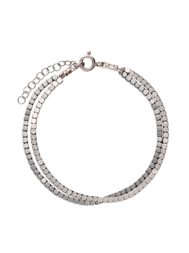 Pulseira delicada de pedras de hematita com metais