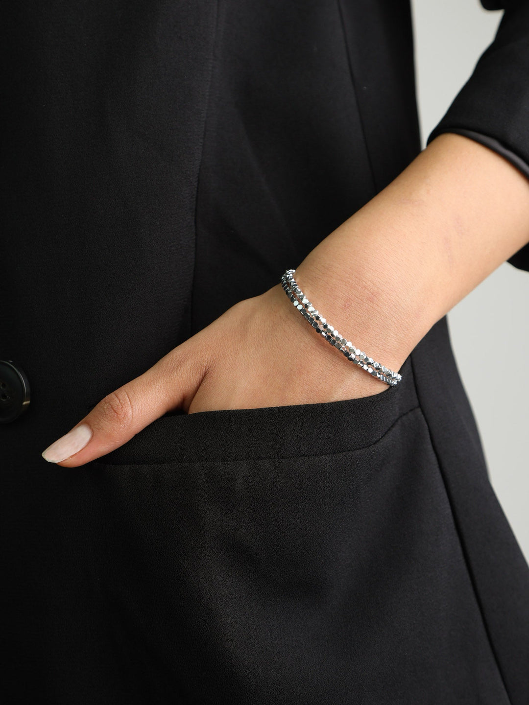Pulseira delicada de pedras de hematita com metais