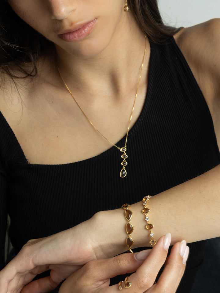 Pulseira temática banhada a ouro com zircónia e vidro cristal castanho