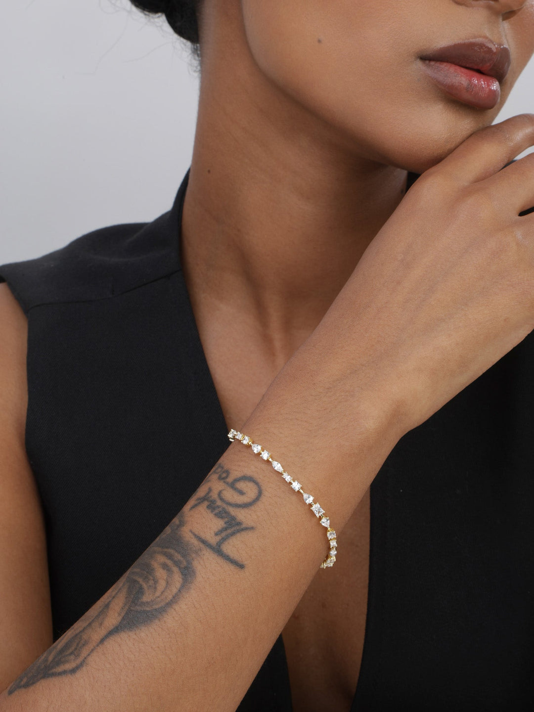 Pulseira delicada banhada a ouro com zircónia