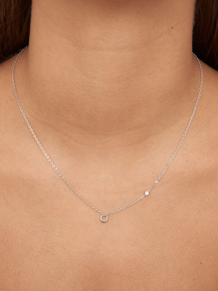 Fio com pendente "O" em prata 925 com zircónia
