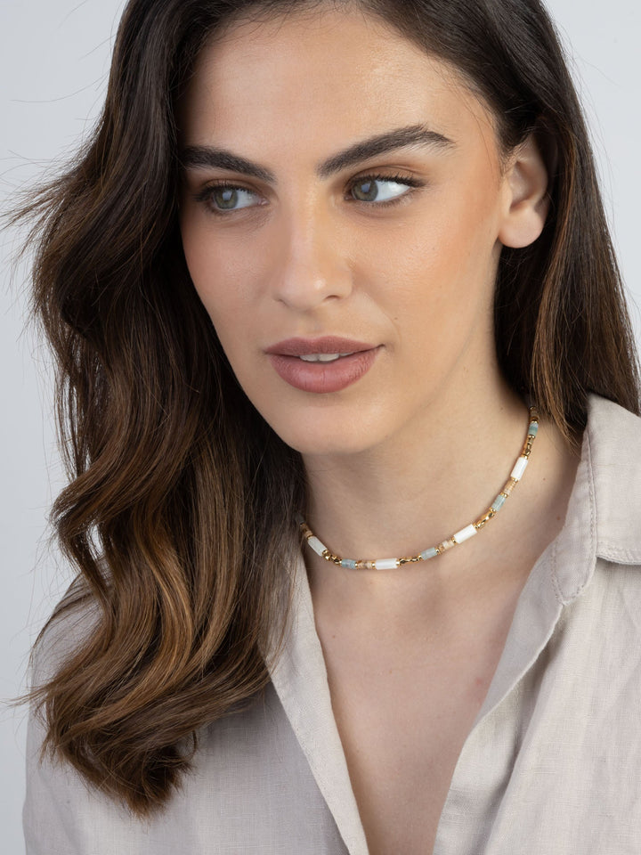 Colar choker banhado a ouro com madrepérola, jaspe e Iolita colorida