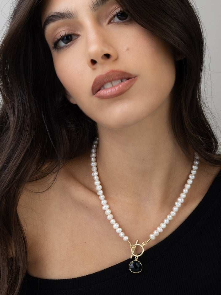 Fio com pendente banhado a ouro com pérolas e cristal azul