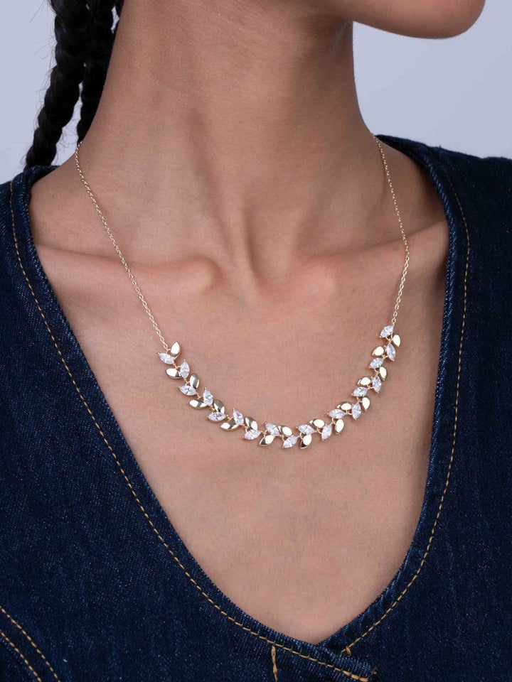 Colar banhado a ouro com zircónias e folhas
