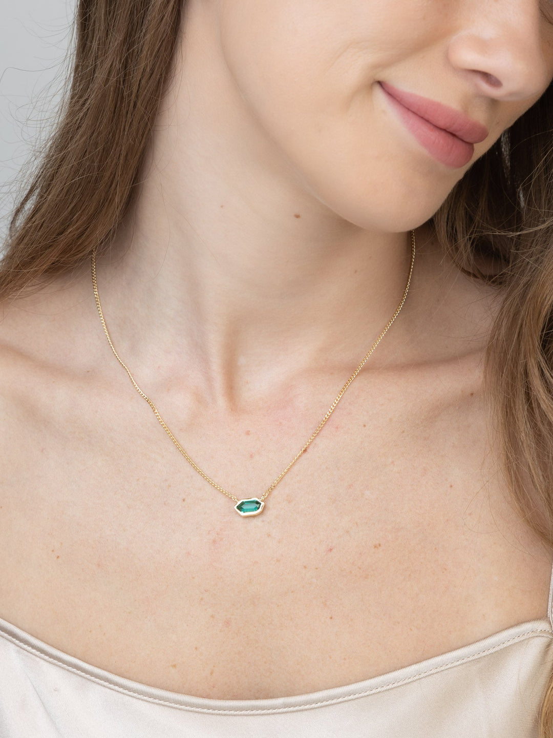 Fio com pendente banhado a ouro com cristal verde
