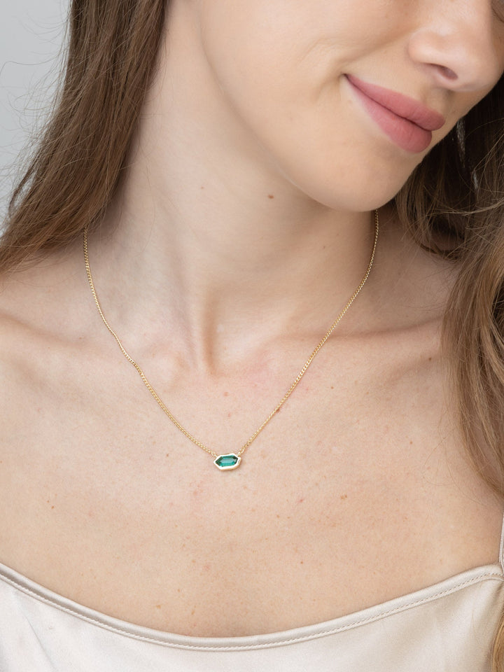 Fio com pendente banhado a ouro com cristal verde