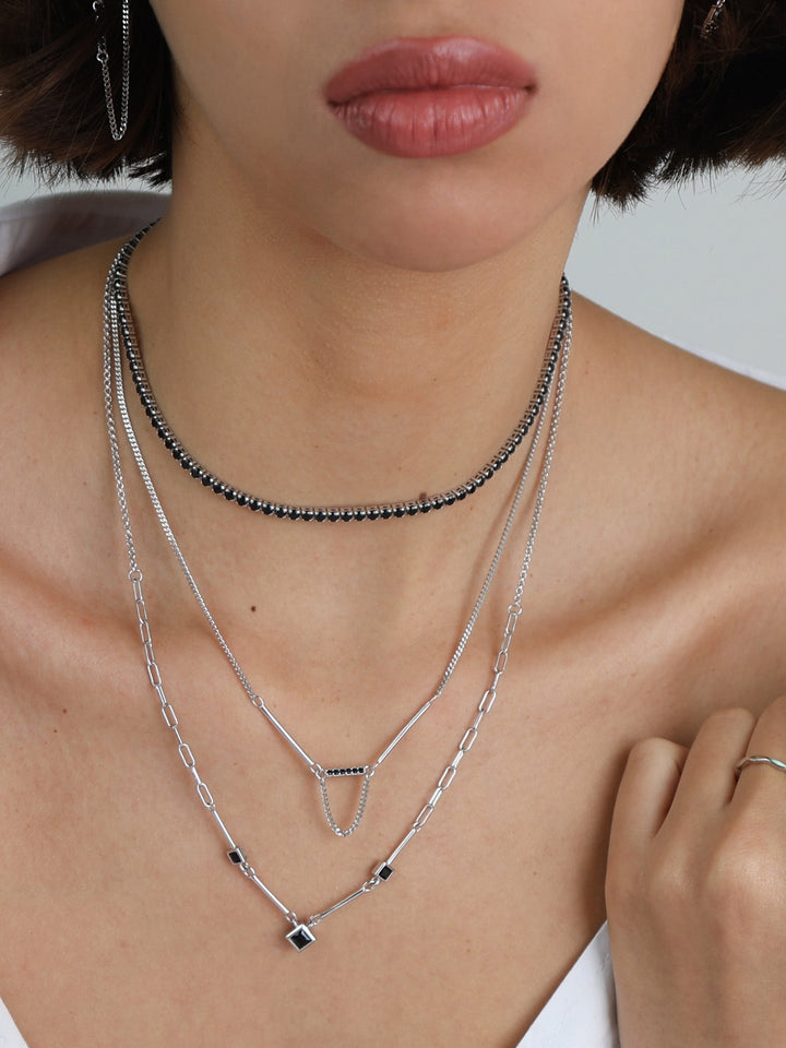 Colar com detalhes em prata 925 com zircónia preto