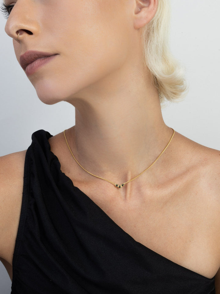 Fio com pendente banhado a ouro com zircónias pretas