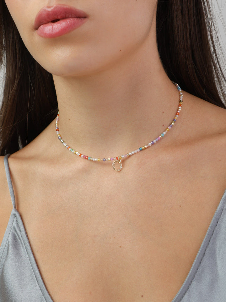 Colar de pedras banhado a ouro com zircónias coloridas e pendente círculo