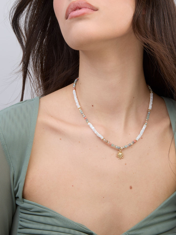 Colar choker banhado a ouro com madrepérola e cristal swarovski colorido