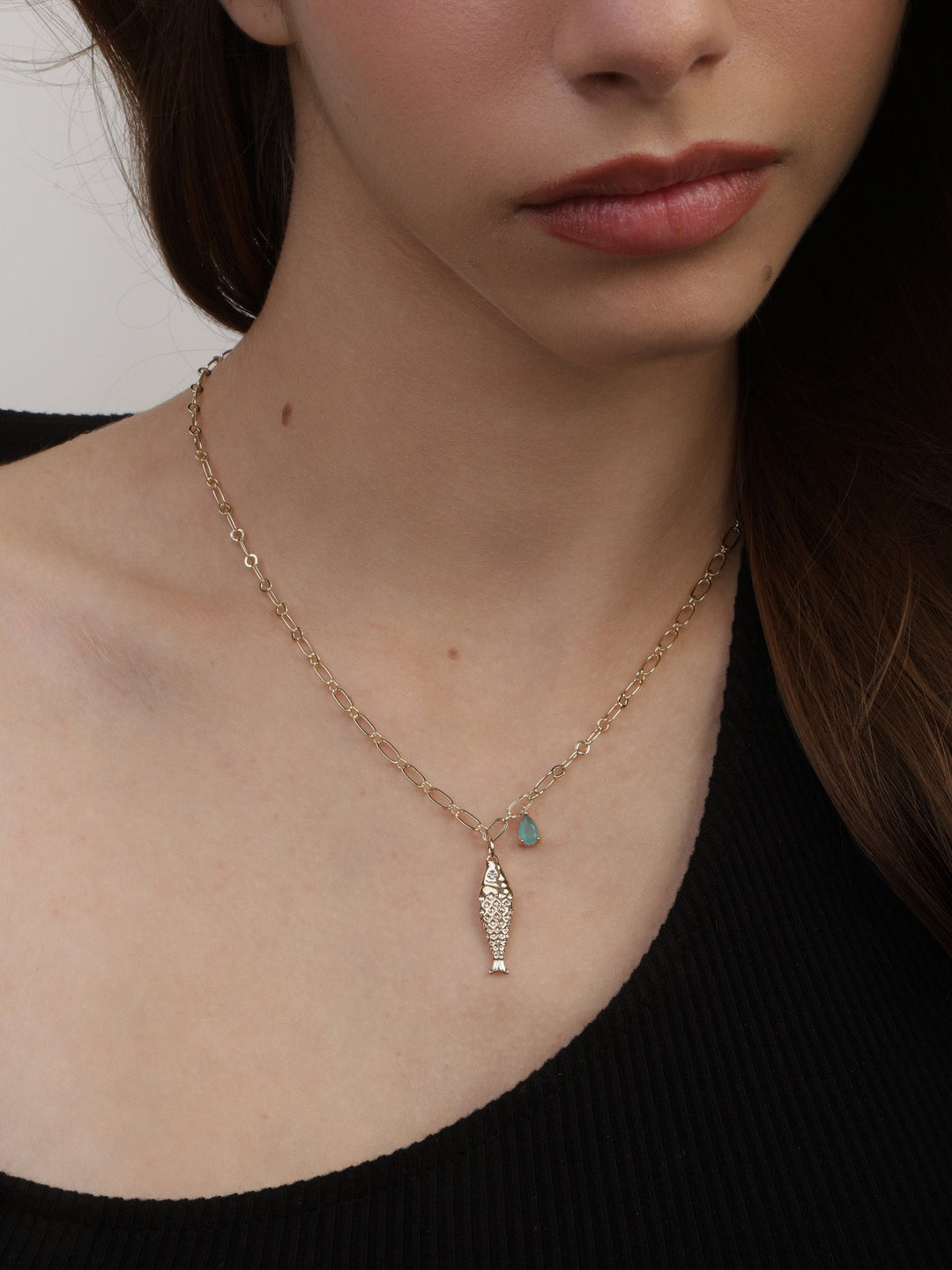 Fio com pendente peixe banhado a ouro com zircónia e cristal