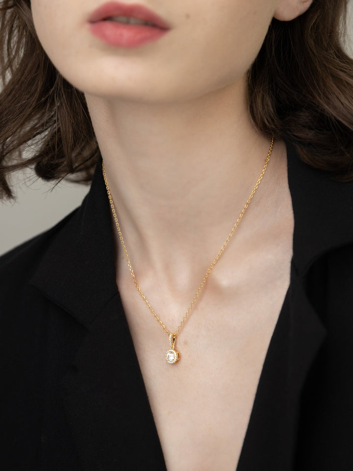 Fio com pendente banhado a ouro com zircónia