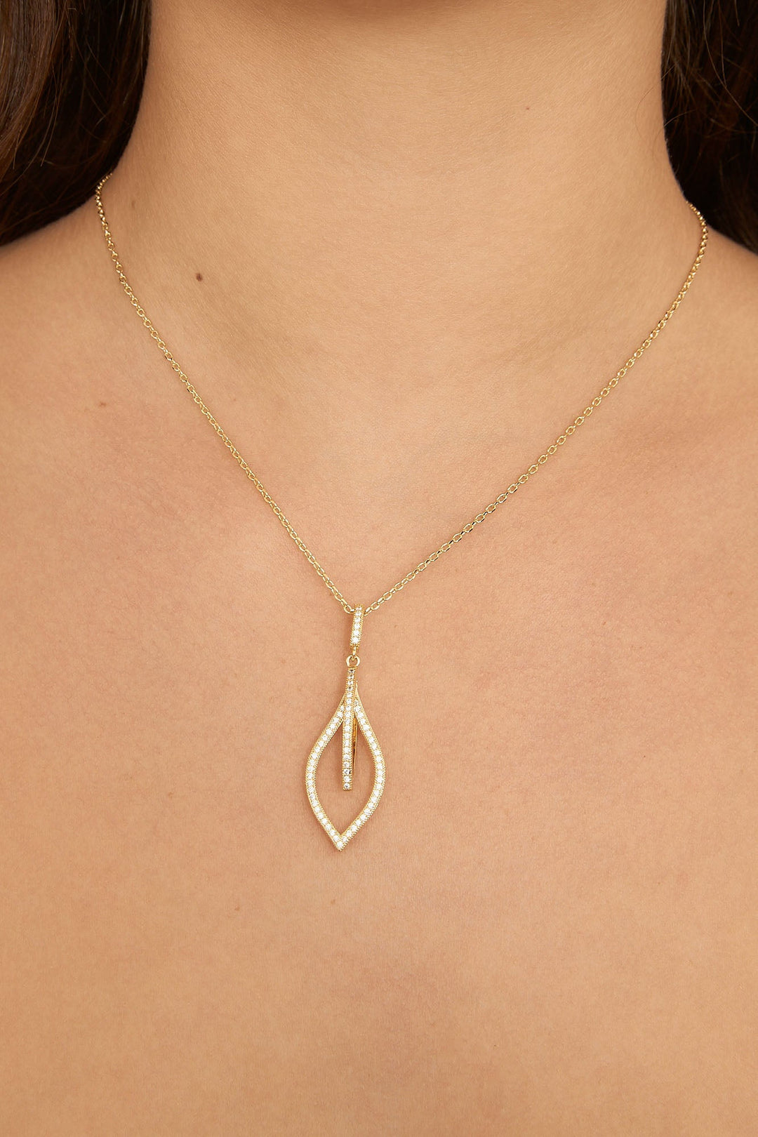 Fio com pendente banhado a ouro com zircónias