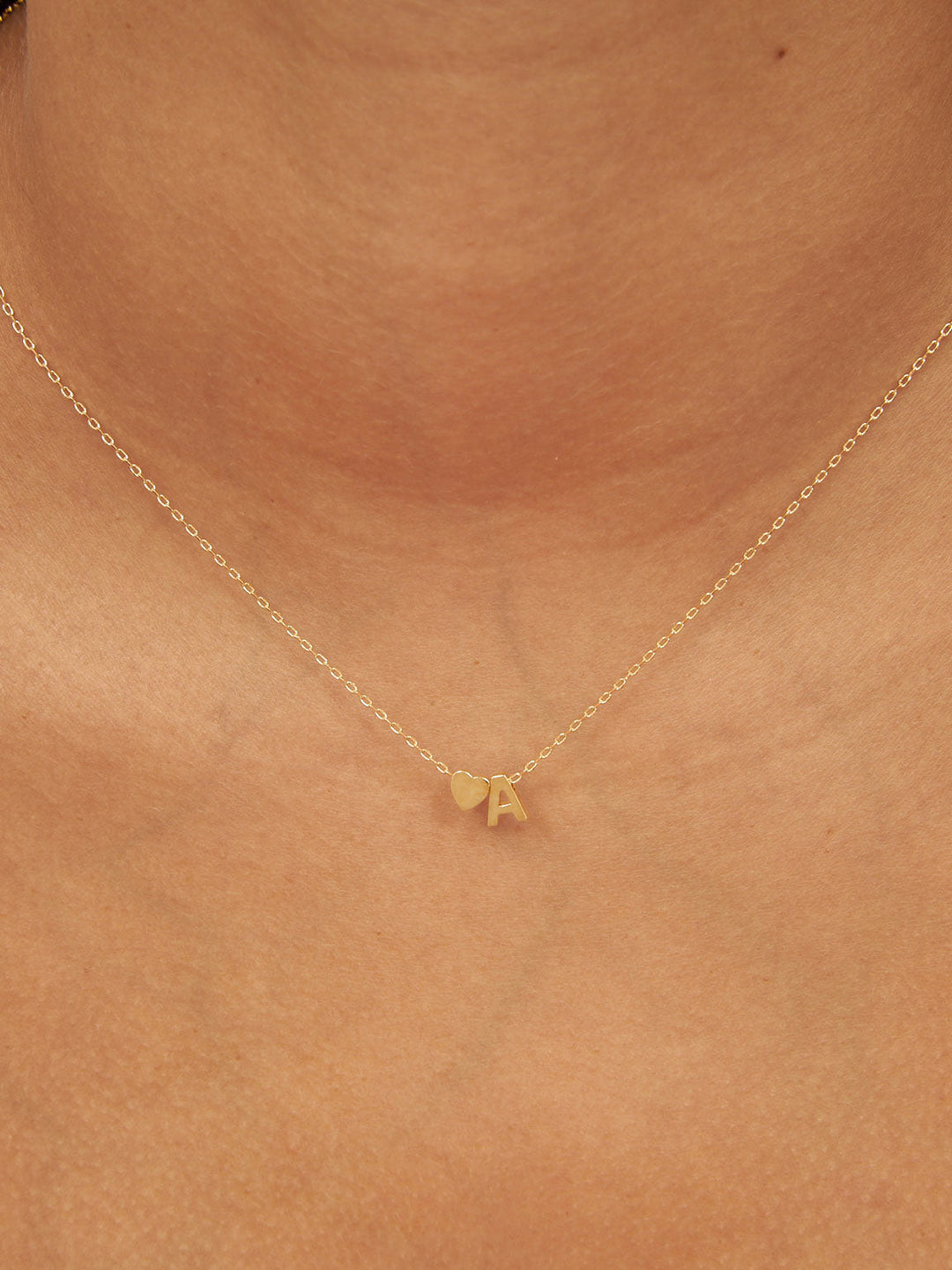Fio com pendente "A" e coração banhado a ouro