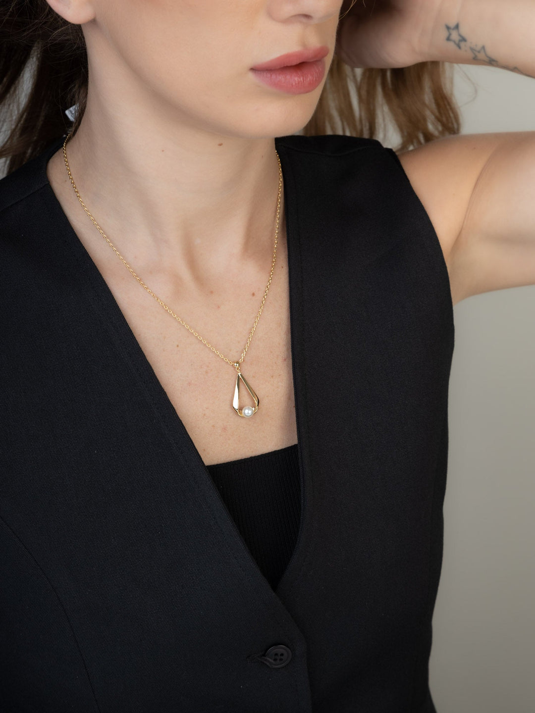 Fio com pendente banhado a ouro com pérola Swarovski branca