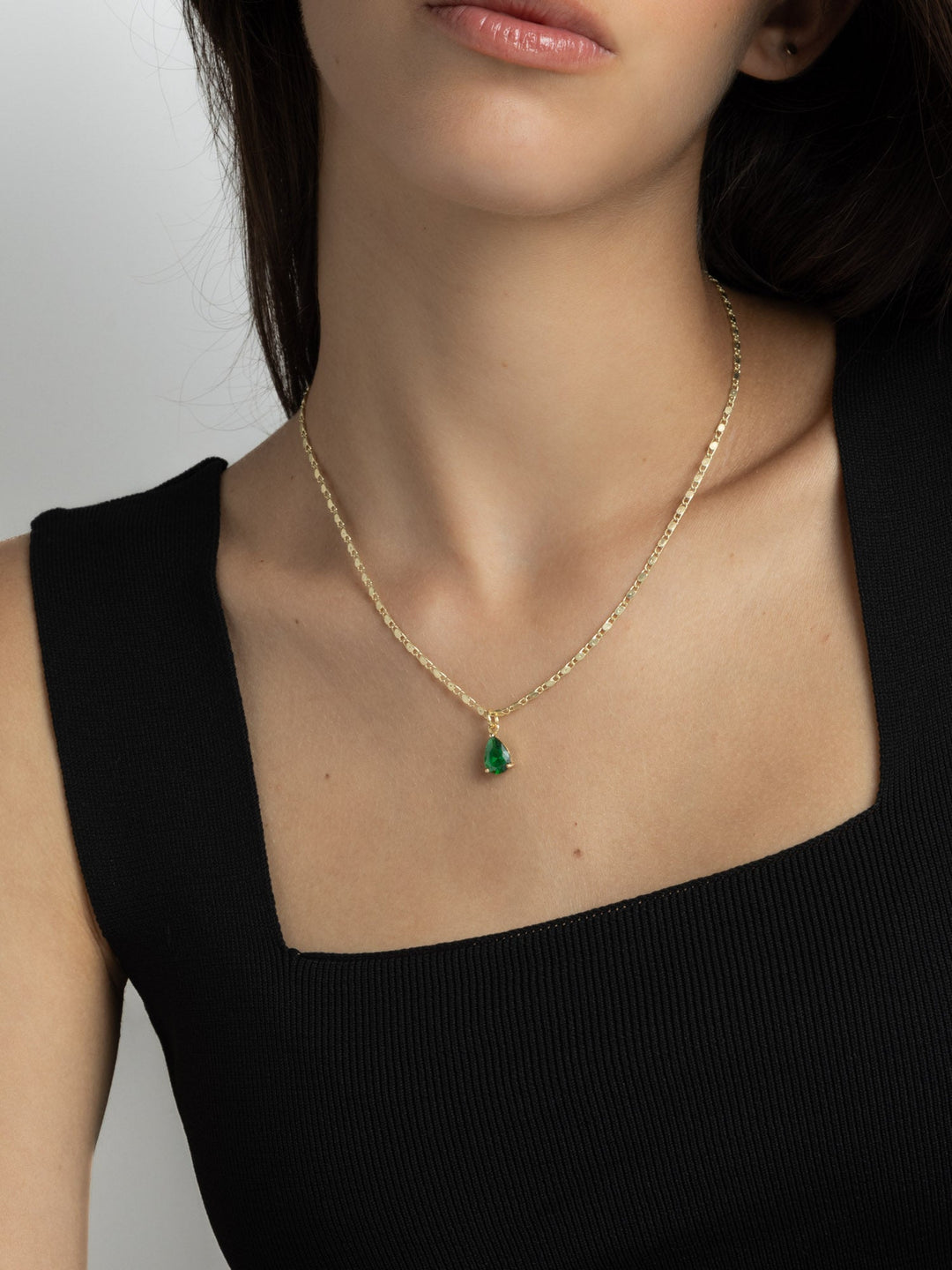 Fio com pendente banhado a ouro com vidro cristal verde