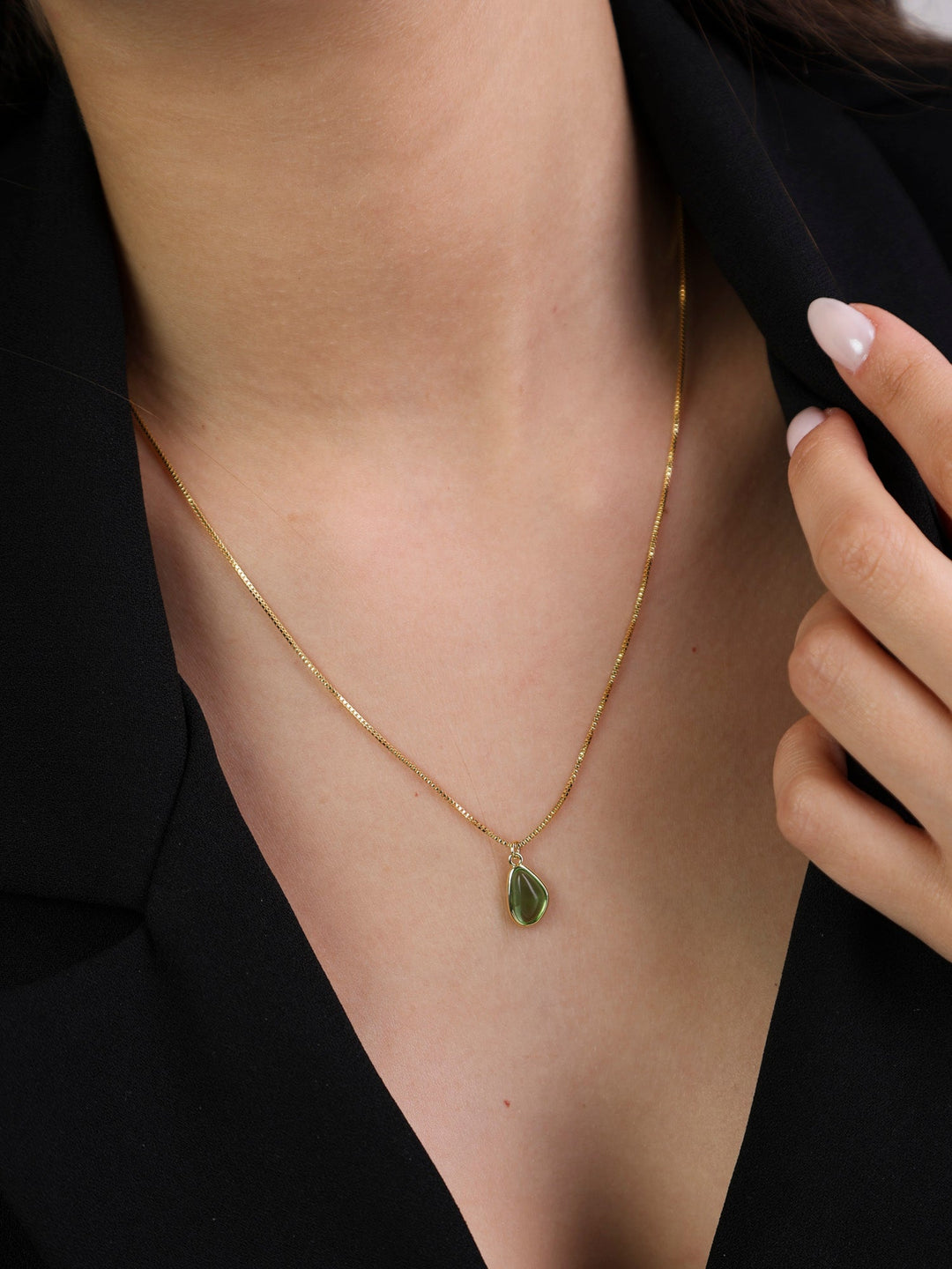 Fio com pendente banhado a ouro com vidro cristal verde