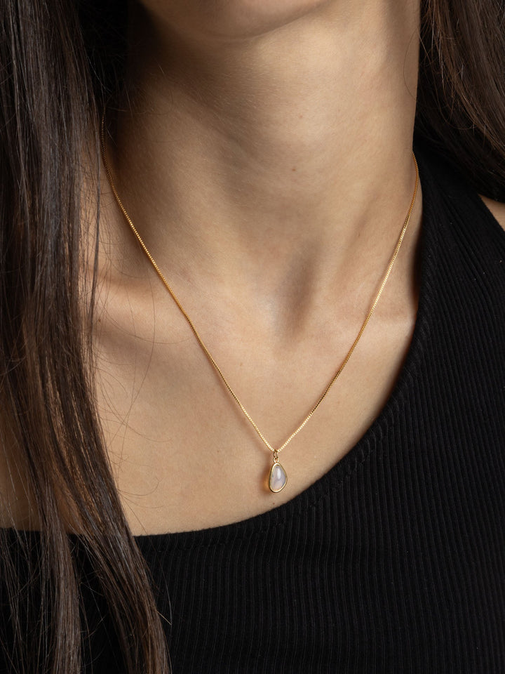 Fio com pendente banhado a ouro com opalite branca