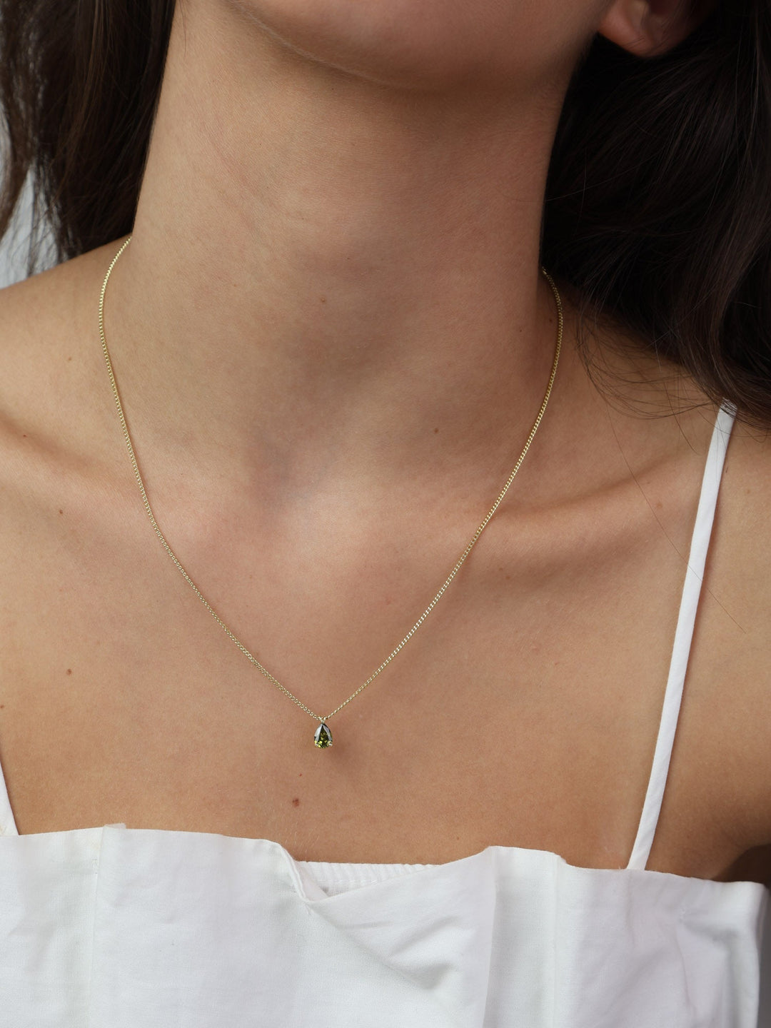 Fio com pendente banhado a ouro com zircónia verde