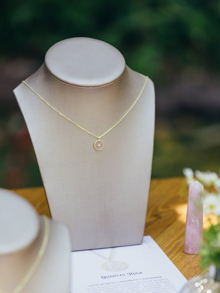 Fio com pendente banhado a ouro com Quartzo Rosa - Amor e Equilíbrio