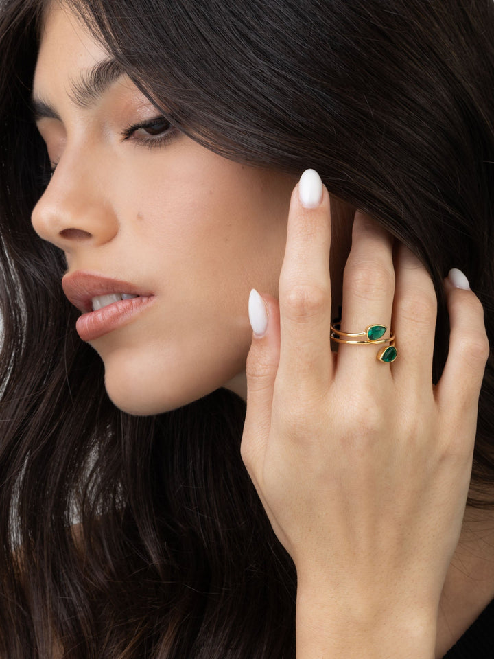 Anel grande banhado a ouro com quartzo verde