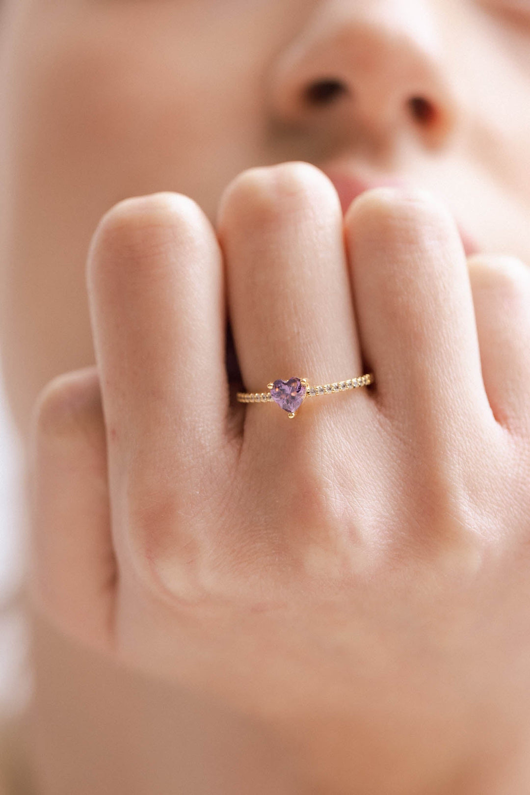 Anel coração banhado a ouro com zircónia violeta