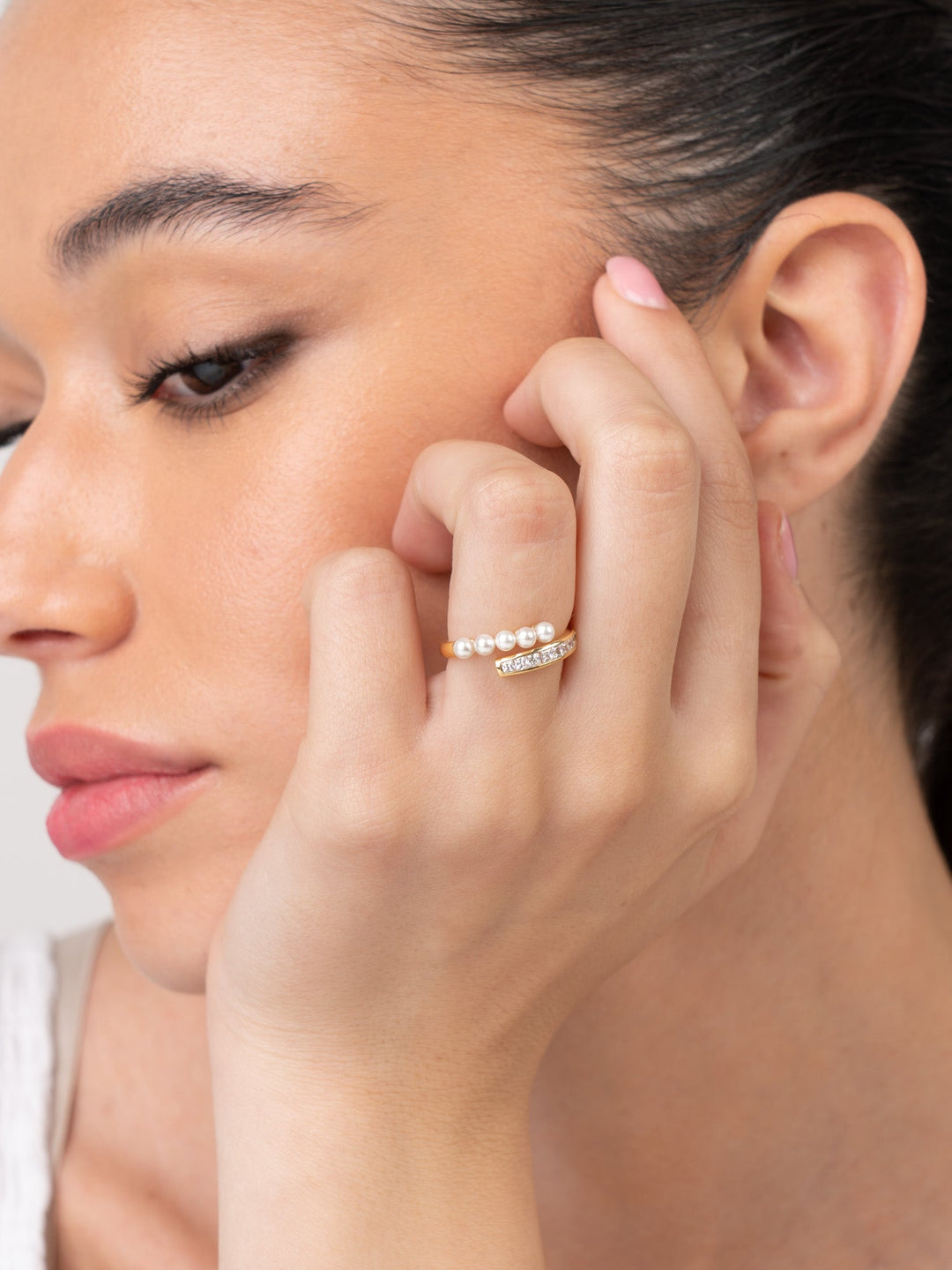 Anel banhado a ouro com zircónias e pérolas