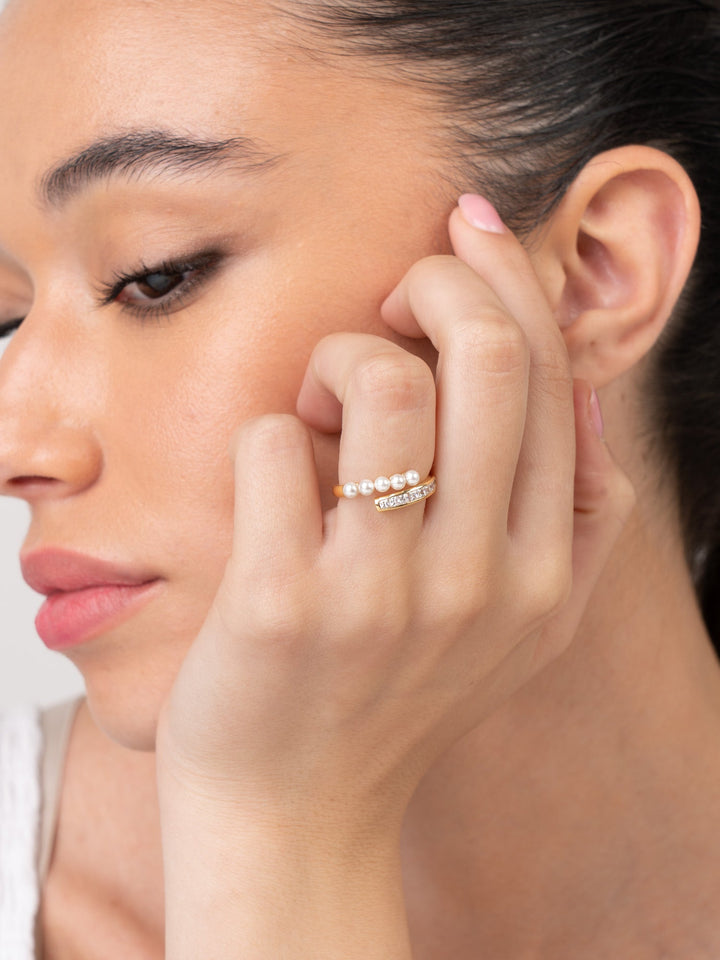 Anel banhado a ouro com zircónias e pérolas