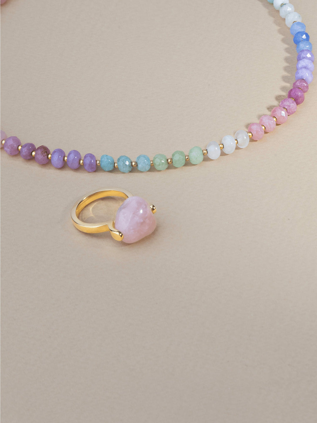 Anel grande banhado a ouro com quartzo rosa