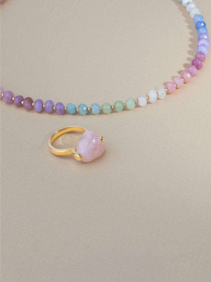 Anel grande banhado a ouro com quartzo rosa