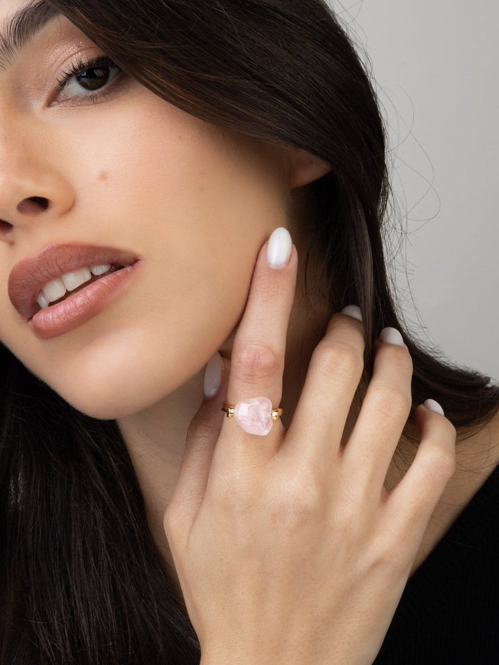 Anel grande banhado a ouro com quartzo rosa