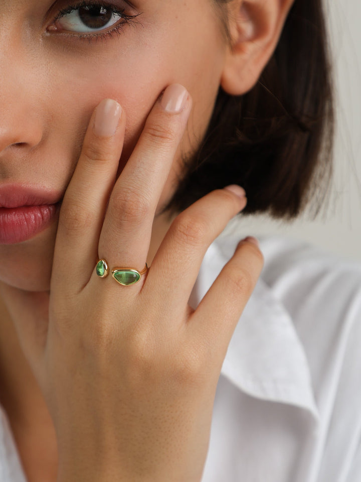 Anel banhado a ouro com vidro cristal verde