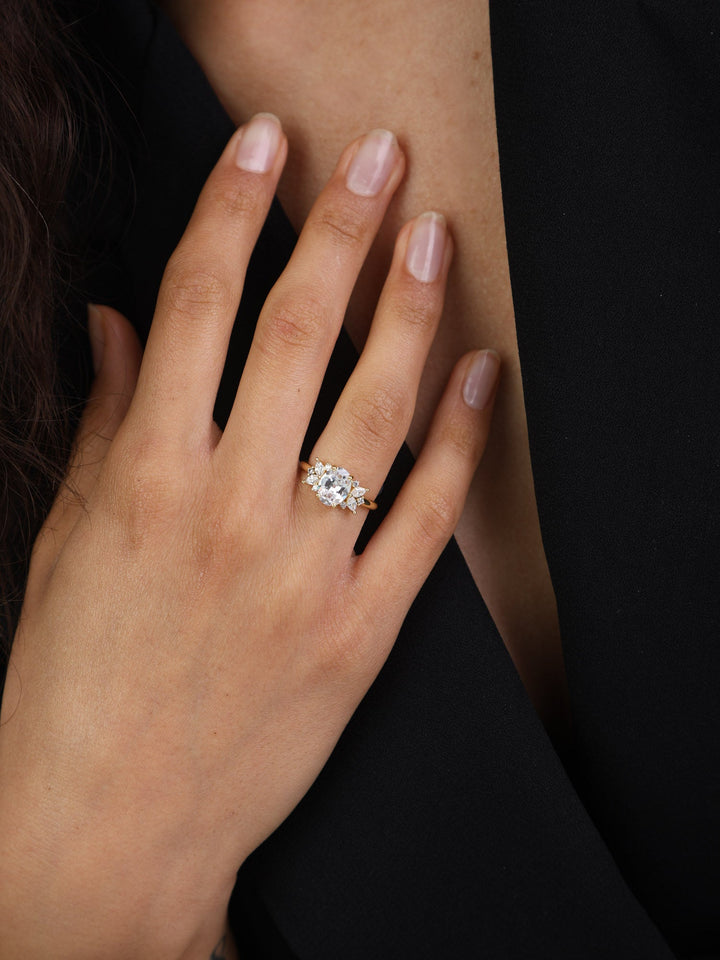 Anel banhado a ouro com zircónias transparentes